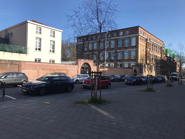 Entrance to schools Rue Drootbeek