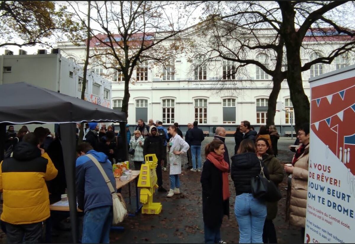 Moment participatif dans la cour de l