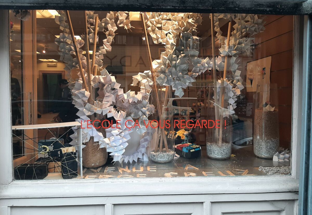 Vitrine du local de vente de l’école rue du Comte de Flandre